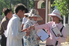 Các đối tượng chèo kéo thí sinh mua tăm ngay cổng chính của Học viện An ninh nhân dân. (Ảnh: Phạm Mai/Vietnam+).
