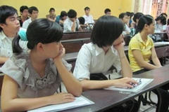 Thí sinh nghe phổ biến quy chế thi đại học năm 2011. (Ảnh: Phạm Mai/Vietnam+)