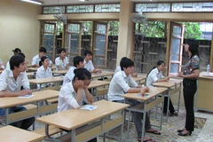 Thí sinh làm bài thi môn văn, kỳ thi tốt nghiệp trung học phổ thông năm 2010. (Ảnh: Phạm Mai/Vietnam+)
