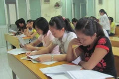 Thí sinh nghiên cứu quy chế khi dự kỳ thi tuyển sinh đại học năm 2011. (Ảnh: Phạm Mai/Vietnam+)