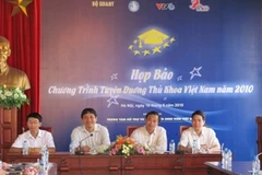 Em Tăng Văn Bình (ngoài cùng bên trái) sẽ được nhận học bổng du học của Bộ Giáo dục và Đào tạo. (Ảnh: Phạm Mai/Vietnam+).