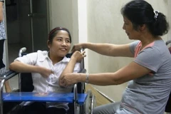Nguyễn Thùy Chi cùng vui vẻ trò chuyện cùng người bác. (Ảnh: Xuân Dũng/Vietnam+).