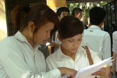 Thí sinh xem lại bài sau buổi thi. (Ảnh: Phạm Mai/Vietnam+)