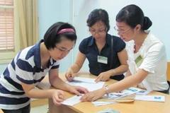 Thí sinh làm thủ tục dự thi tại Đại học Hà Nội. (Ảnh: Phạm Mai/Vietnam+).