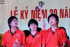 Các sinh viên đội Don't Worry với niềm vui chiến thắng tại cuộc thi Lập trình viên ACM/ICPC cấp quốc gia. (Ảnh: Đại học FPT) 