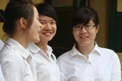 Thí sinh cười tươi vì làm được bài. (Ảnh: Phạm Mai/Vietnam+)