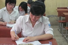 Thí sinh trong buổi thi môn văn tại điểm thi trường Trung học phổ thông Quang Trung, Hà Đông, Hà Nội. (Ảnh: Phạm Mai/Vietnam+)