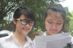 Thí sinh vui vẻ vì các môn thi đều làm bài khá tốt. (Ảnh: Sơn Bách/Vietnam+)