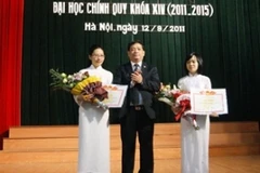 Học viện Ngân hàng trao học bổng cho thủ khoa đại học năm 2011. (Ảnh: Học viện Ngân hàng)