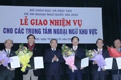 Lãnh đạo Bộ Giáo dục và Đào tạo giao nhiệm vụ cho lãnh đạo các trung tâm. 