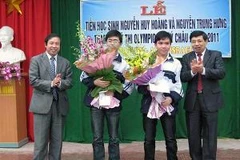 Hai em Hoàng và Hưng trong lễ tiễn của trường và tỉnh Nghệ An. (Ảnh: Congannghean.vn).