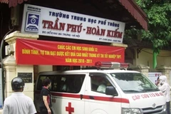 Xe cấp cứu đưa Hùng vào viện ngay đầu giờ thi môn lý. (Ảnh: Quang Huy/Vietnam+)