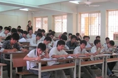 Thí sinh dự thi vào Đại học Kinh doanh và Công nghệ Hà Nội. (Ảnh: Phạm Mai/Vietnam+).