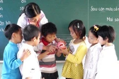 Học sinh học đánh răng đúng cách. (Ảnh: Internet)