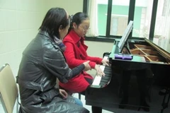 Học sinh trường Học viện Âm nhạc Quốc gia trong giờ học môn piano. (Ảnh: Phạm Mai/Vietnam+)