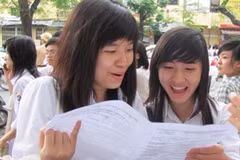 Thí sinh cười tươi khi làm tốt bài thi ngoại ngữ, môn cuối cùng của kỳ thi tốt nghiệp trung học phổ thông năm nay. (Ảnh: Phạm Mai/Vietnam+).