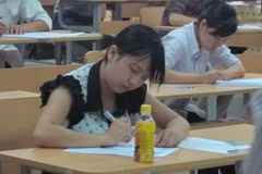 Thí sinh dự thi môn Văn tại Học viện Hành chính Quốc gia. (Ảnh: Phạm Mai/Vietnam+)