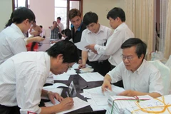 Các tỉnh phía Bắc bàn giao hồ sơ đăng ký dự thi đại học cho các trường sáng 5/5/2010. (Ảnh: Phạm Mai/Vietnam+).