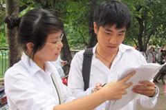 Thí sinh điểm thi trường Trung học phổ thông Trần Nhân Tông trao đổi bài sau giờ thi môn lịch sử chiều qua. (Ảnh minh hoạ: Phạm Mai/Vietnam+).