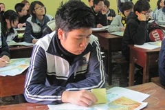 Học sinh trường Trung học phổ thông Dân lập Đinh Tiên Hoàng ôn thi tốt nghiệp môn địa lý. (Ảnh: Phạm Mai/Vietnam+)