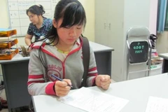 Thí sinh làm hồ sơ đăng ký dự thi năm 2010. (Ảnh: Phạm Mai/Vietnam+).
