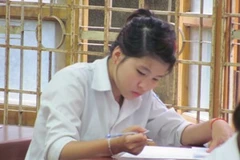 Thí sinh làm bài thi trong kỳ thi tốt nghiệp trung học phổ thông năm 2011. (Ảnh: Phạm Mai/Vietnam+)