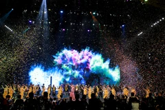 Sân khấu lấy cảm hứng từ lễ hội Holi - Ấn Độ được cho là lớn nhất trong lịch sử sân khấu Việt Nam nói chung và sân khấu thời trang tóc nói riêng. (Ảnh: Tuấn Đào)