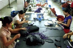 Phân xưởng sản xuất giầy của Công ty da giầy Hải Phòng. (Ảnh: Trần Tuấn/TTXVN)