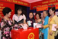 Cử tri phường Minh Khai, quận Hai Bà Trưng bỏ phiếu. (Ảnh: Thái Bình/TTXVN)