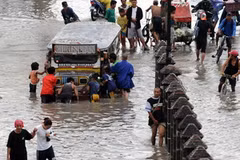 Cảnh ngập lụt ở ngoại ô Manila ngày 14/7. (Ảnh: AFP/TTXVN)