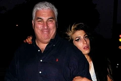 Amy Winehouse và cha. (Nguồn: Internet)