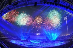 Màn bắn pháo hoa nghệ thuật trong lễ bế mạc Đại lễ kỷ niệm 1000 năm Thăng Long-Hà Nội. (Ảnh: Nhật Anh/TTXVN)