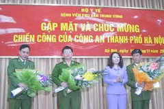 Bộ Trưởng Bộ Y tế tặng hoa cho các chiến sỹ công an. (Ảnh: PV/Vietnam+)