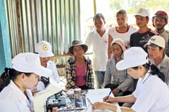 Khám, xét nghiệm máu cho người dân vùng sốt rét tại tỉnh Quảng Ngãi. (Ảnh: Thanh Long/TTXVN)