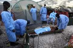 Chuyển thi thể một nạn nhân chết vì dịch tả tại Haiti. (Ảnh: AFP/TTXVN)