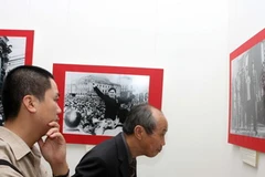 Triển lãm ảnh thu hút dông đảo nhân dân Thủ đô trong ngày khai mạc. (Ảnh: Nhật Anh/TTXVN)