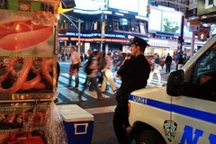 Cảnh sát tuần tra trên Quảng trường Thời đại. (Ảnh: AFP/TTXVN) 