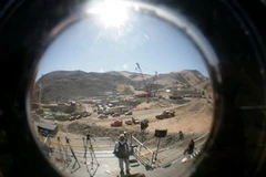 Một nhiếp ảnh gia chụp lại hoạt động giải cứu thợ mỏ tại một góc máy độc đáo. (Ảnh: Reuters)