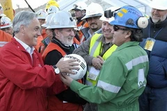 Người thợ mỏ thứ 27 được đưa lên mặt đất là Franklin Lobos (áo xanh), một cựu cầu thủ bóng đá chuyên nghiệp. (Nguồn: Reuters) 