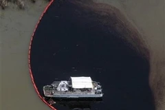 Ngăn chặn thảm họa tràn dầu trên biển. (Ảnh: AP)