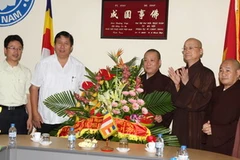 Đoàn đại biểu Ủy ban Trung ương Mặt trận Tổ Quốc Việt Nam đến chúc mừng Thành Hội Phật giáo Hà Nội. (Ảnh: Nguyễn Dân/TTXVN)