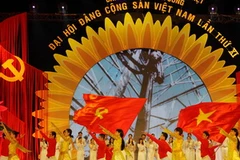 Biểu diễn văn nghệ chào mừng thành công của Đại Hội Đảng. (Ảnh: Phương Vy/TTXVN)