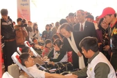 Phó Chủ tịch nước Nguyễn Thị Doan động viên các bạn trẻ hiến máu tình nguyện. (Ảnh: Ban tổ chức)