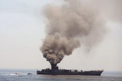Tàu chiến Iran tại buổi tập trận ngày 22/4 tại vịnh Persian. (Ảnh: AFP/TTXVN)