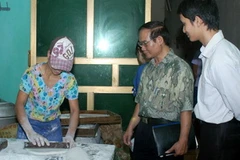 Lực lượng chức năng kiểm tra một cơ sỏ sản xuất bánh trung thu tại Hà Nội. (Ảnh: TTXVN)