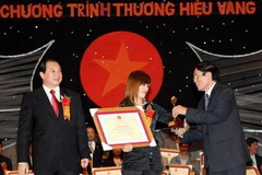 Trao bằng khen và cup cho doanh nghiệp đã có thành tích trong xây dựng và bảo vệ thương hiệu 2009. (Ảnh: Trần Việt/TTXVN) 