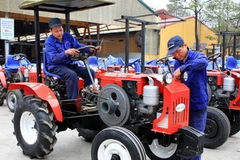 Công nhân tại Công ty máy kéo và máy nông nghiệp. (Ảnh: Hoàng Hùng/TTXVN)