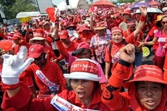 Phe "áo đỏ" biểu tình phản đối chính phủ tại Bangkok. (Ảnh: AFP/TTXVN) 