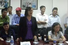 Cô Nguyễn Thị Hồng Thắm-Hiệu trường trường trung học cơ sở Đồng Than, Hưng Yên tại buổi làm việc với lãnh đạo Bệnh viện. (Ảnh: PV/Vietnam+)