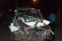 Xe ô tô bị tàu đâm gây hư hỏng nặng. (Ảnh: Sỹ Tuyên/TTXVN)